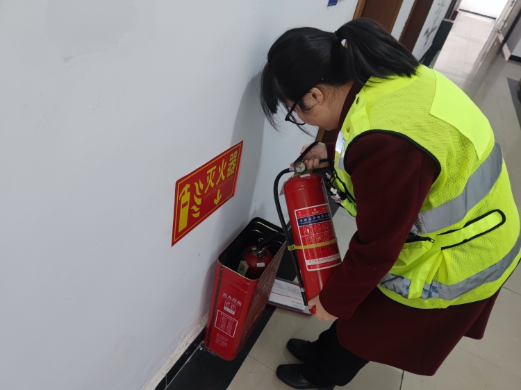 10.30+槐树站+槐树收费站开展入冬前消防及用电用气安全检查_副本.jpg