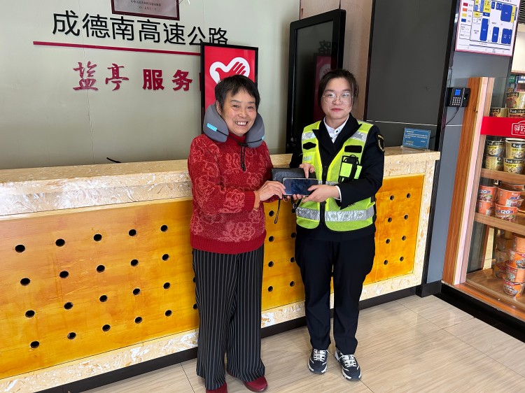 11.2+盐亭服务区+盐亭服务区拾金不昧暖人心 失主致谢表敬意.jpg