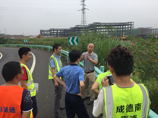 7.31公司副总经理兰北章检查青白江匝道积水路段 - 副本.png