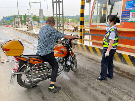 花园收费站劝返摩托车上高速-四川成德南高速公路有限责任公司