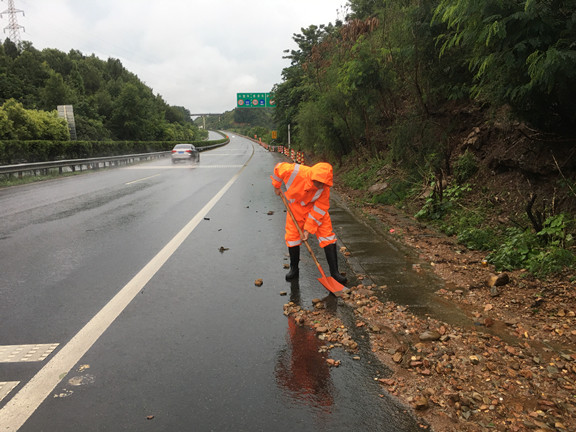 7.15+绵遂高速+绵遂公司路产管护部对易滑坡点位进行隐患排查 (1)_副本.jpg