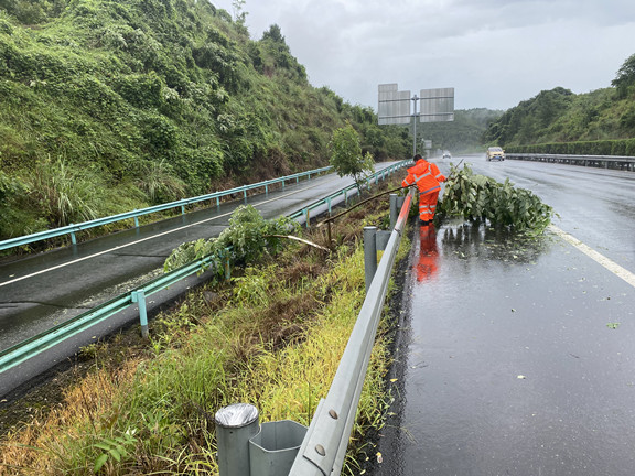 7.15+绵遂高速+绵遂公司路产管护部积极做好防汛抢险各项工作 (2)_副本.jpg