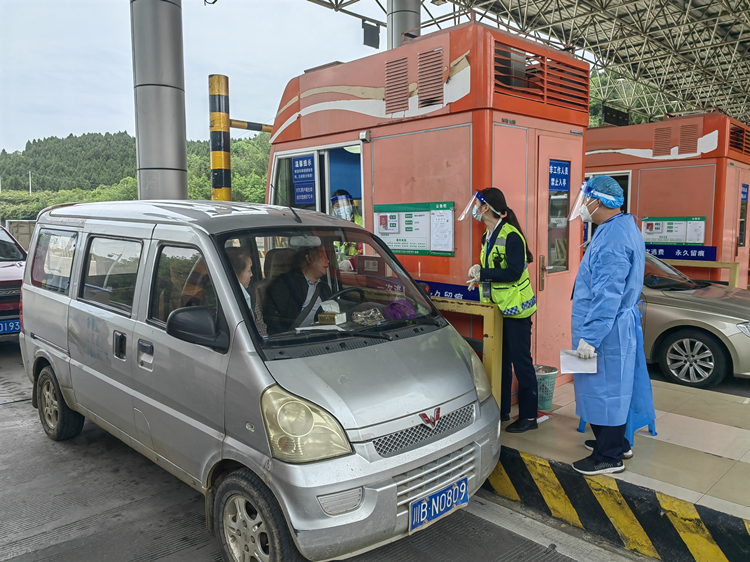 7.7+稽查机电大队+绵阳管理处顺利完成降档车辆逃费专项稽查活动1_副本.jpg
