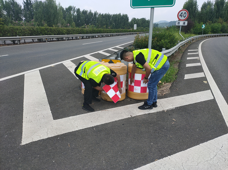 8.21+路产管护大队+绵阳管理处路产管护大队全力营造良好道路交通环境_副本.jpg