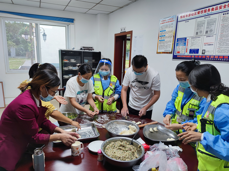 长明收费站举办国庆“包饺子”活动1_副本.jpg