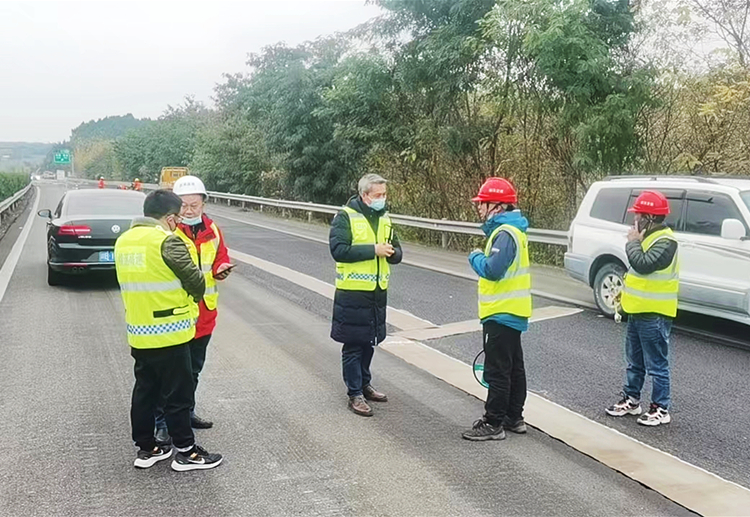 12.6+养护科+绵阳管理处对绵遂高速绵阳段路面维修养护工程施工现场进行检查2_副本.jpg