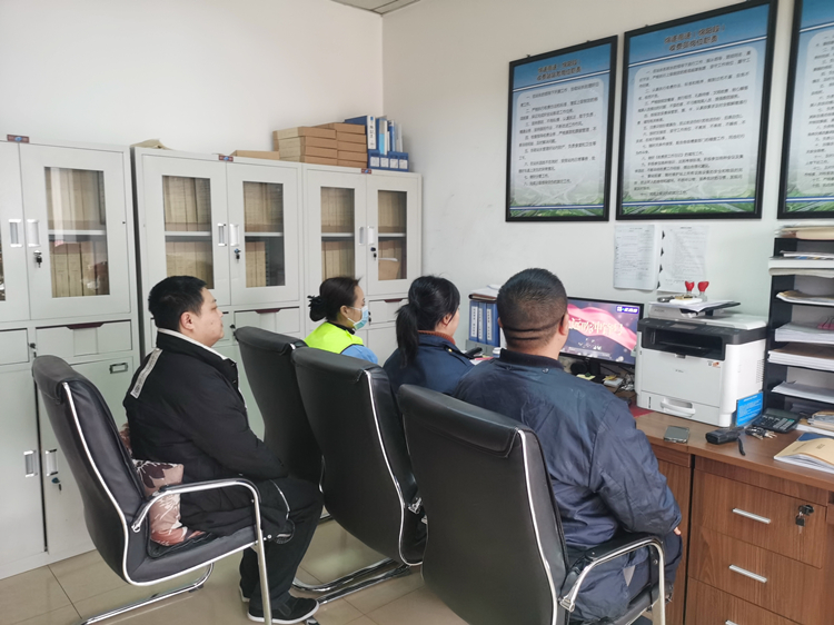 1.16+三台东收费站+三台东收费站组织观看电视专题片《永远吹冲锋号》_副本.jpg