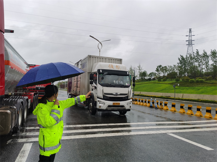 7.27+ 经开区+ 暴雨来袭，经开“雨”您同行1.jpg