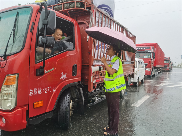 7.27+ 经开区+ 暴雨来袭，经开“雨”您同行.jpg