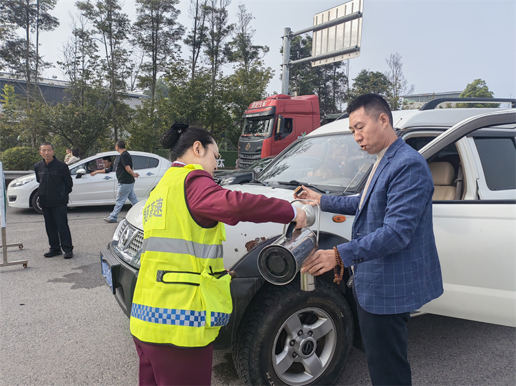 12.6+三台东收费站+三台东收费站积极开展雾天封道延伸服务工作（1）.jpg