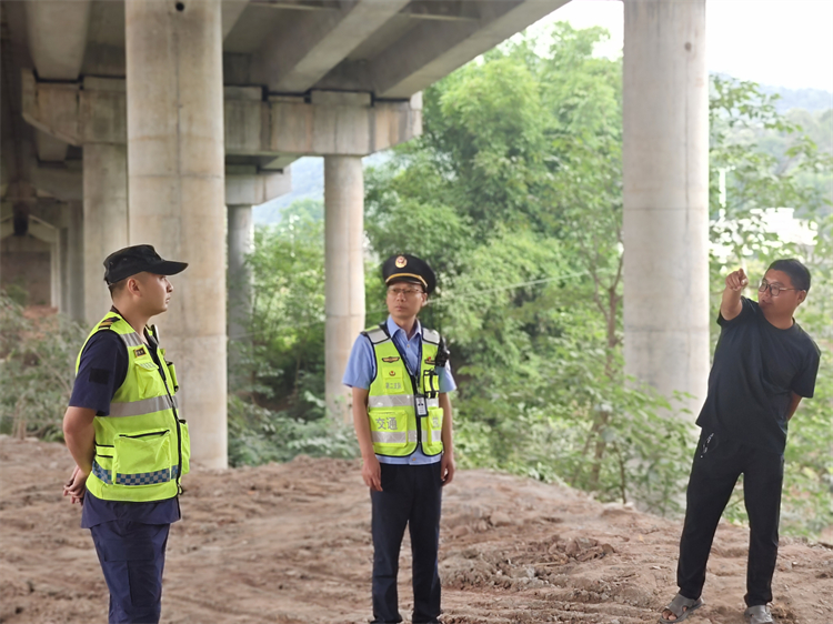 6.13+路产管护三大队+绵阳管理处开展大寨河大桥桥下空间隐患整改复查工作1.jpg