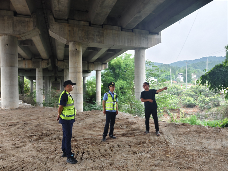 6.13+路产管护三大队+绵阳管理处开展大寨河大桥桥下空间隐患整改复查工作2.jpg