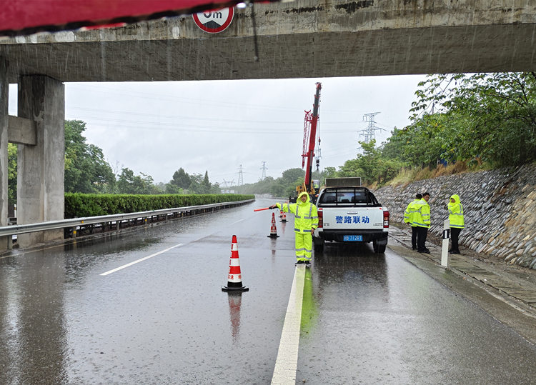 7.8+路产管护三大队+路产管护三大队全力做好强降雨防范应对工作2_副本.jpg