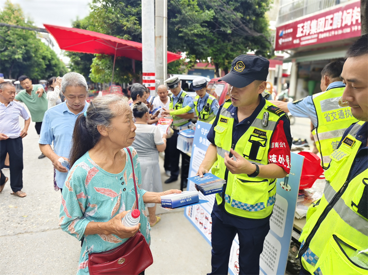 7.24+路产管护三大队+绵阳管理处“一路四方”开展“禁止行人上高速”宣传活动2.jpg