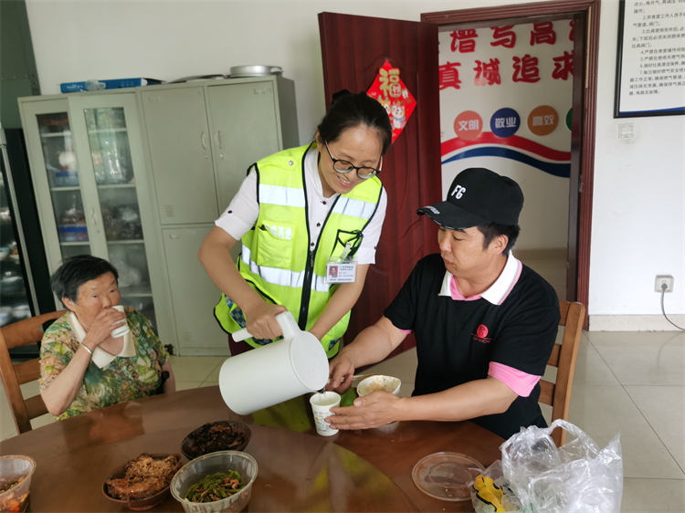 7.31+游仙高新区+游仙高新区站司乘感恩送锦旗，优质服务暖人心 (2).jpg