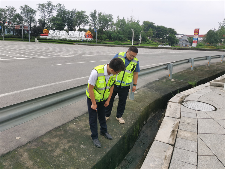 8.9+三台东收费站+三台东收费站积极开展暴雨天气安全隐患排查工作（2）.jpg