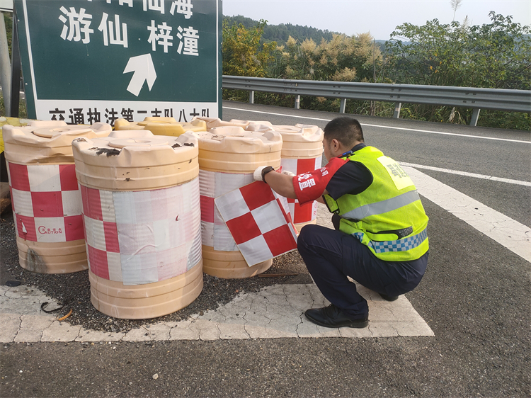 9.26+路产管护三大队一中队+路产管护三大队开展国庆节前安全隐患排查.jpg