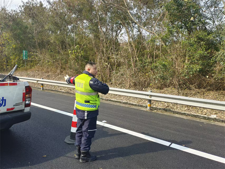 1.12+芦溪+芦溪收费站高效应对突发事故 保障道路顺畅.jpg