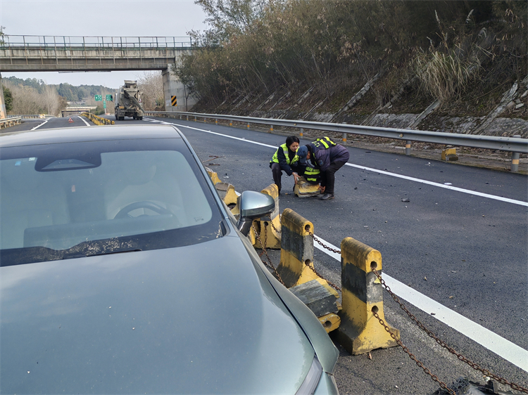 1.12+芦溪+芦溪收费站高效应对突发事故 保障道路顺畅1 (2).jpg