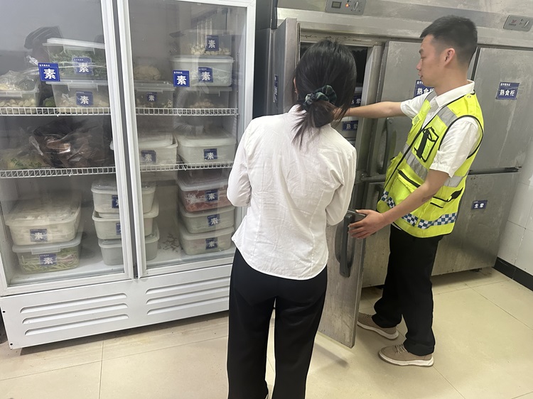 4.10+盐亭服务区+盐亭服务区开展食品安全自查.jpg