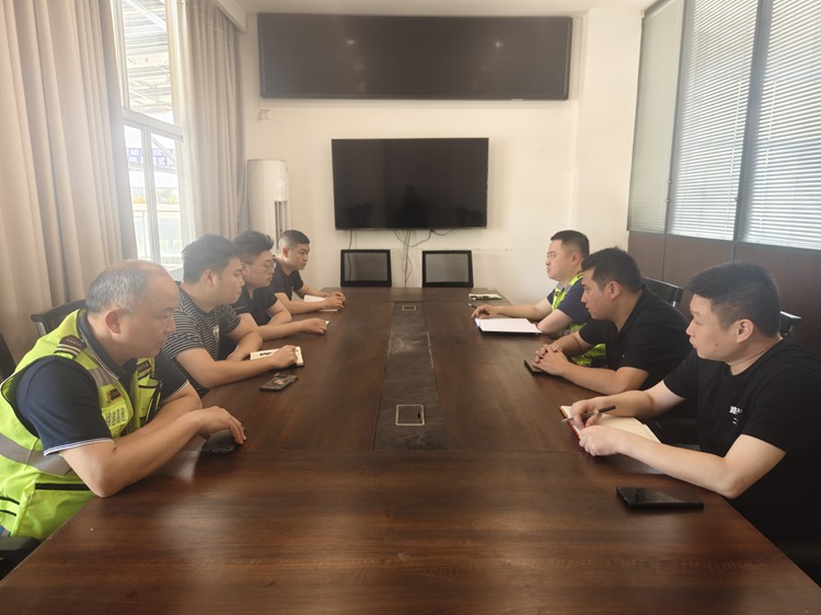 4.21+路产管护三大队+路产管护三大队召开汛期安全防范工作会.jpg