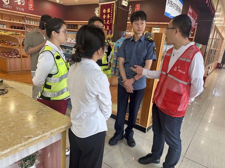 4.29+经营开发部+成德南公司开展五一节前服务区安全保通保畅检查(750).jpg