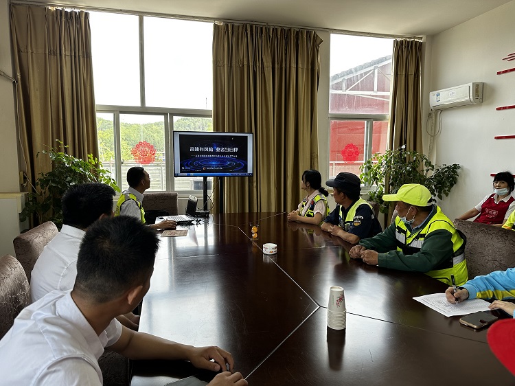 4.29+槐树服务区+槐树服务区开展服务区从业人员交通安全警示培训.jpg
