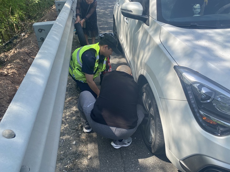 5.1+路产管护三大队+路产管护三大队一中队暖心协助司乘人员更换轮胎.jpg