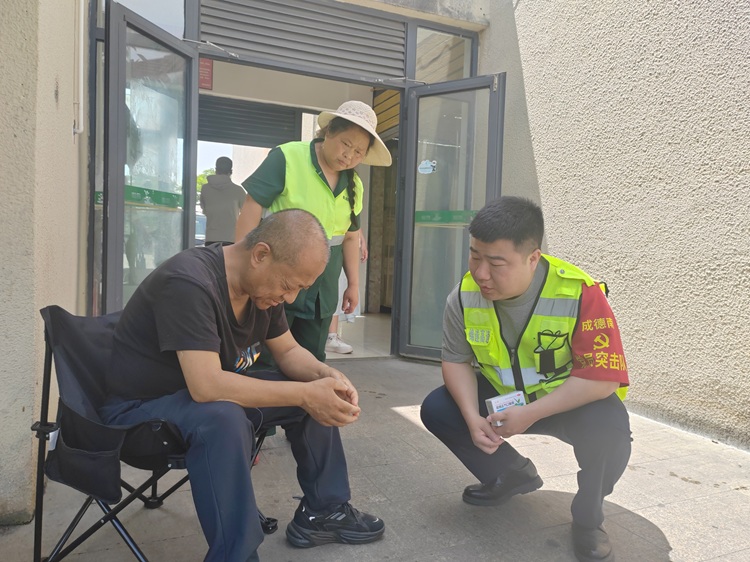 5.2+新桥服务区+新桥服务区紧急救助中暑旅客，传递暖心服务温度.jpg