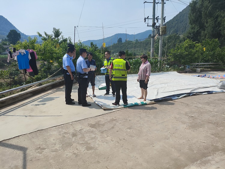 5.19+共和站+共和收费站联合多部门开展安全生产月宣传活动.jpg