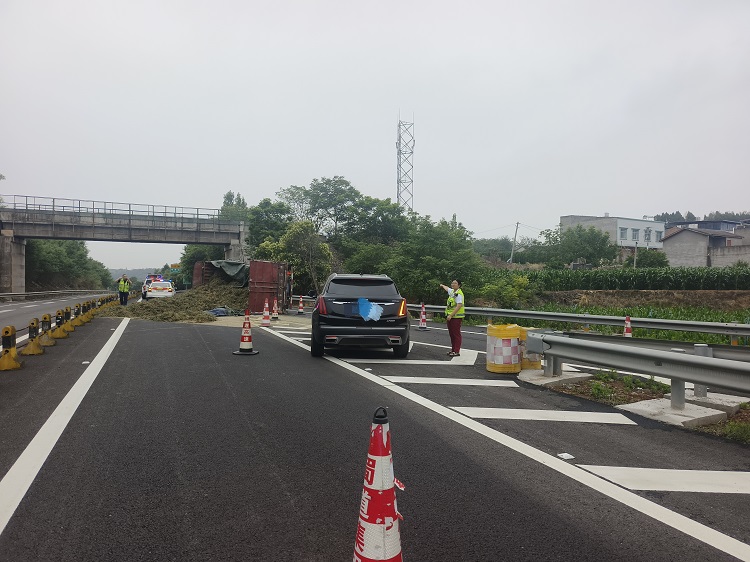 6.2+芦溪+芦溪收费站主动出击，共保道路畅通.jpg