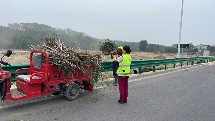 6.9+永明收费站+永明收费站高效处置违规占道，全力守护司乘安全.jpg