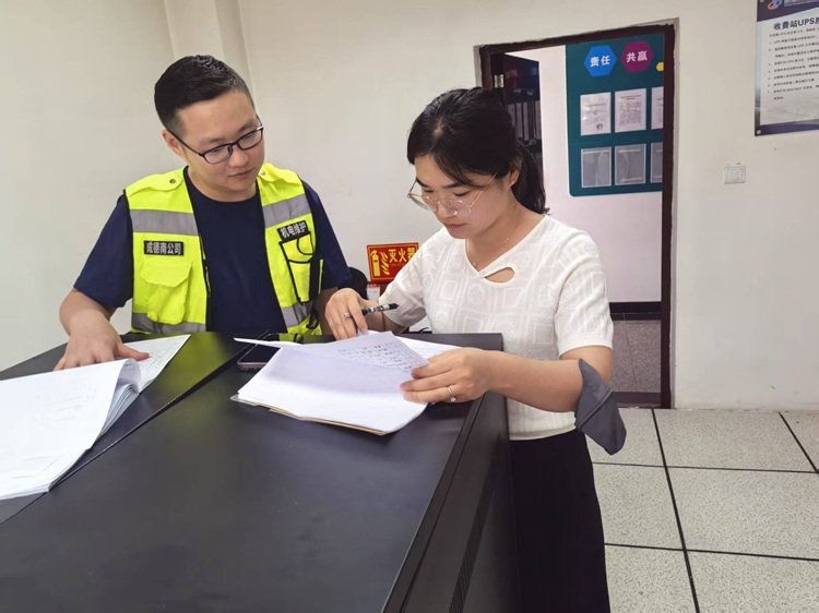 6.18+绵遂稽查机电+绵阳管理处机电中队组织开展收费站机电资料及设备巡检工作.jpg
