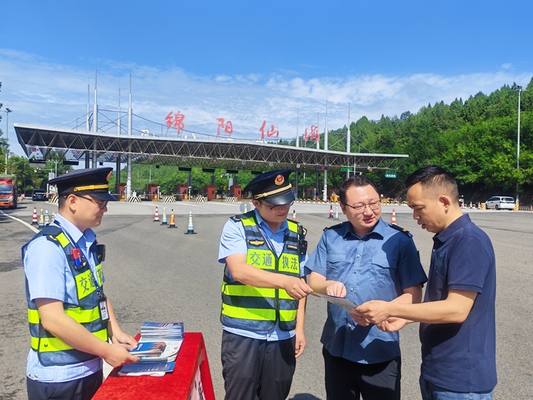 6.25+仙海站+仙海收费站联合高速执法部门构建行人禁入高速公路安全防线.jpg