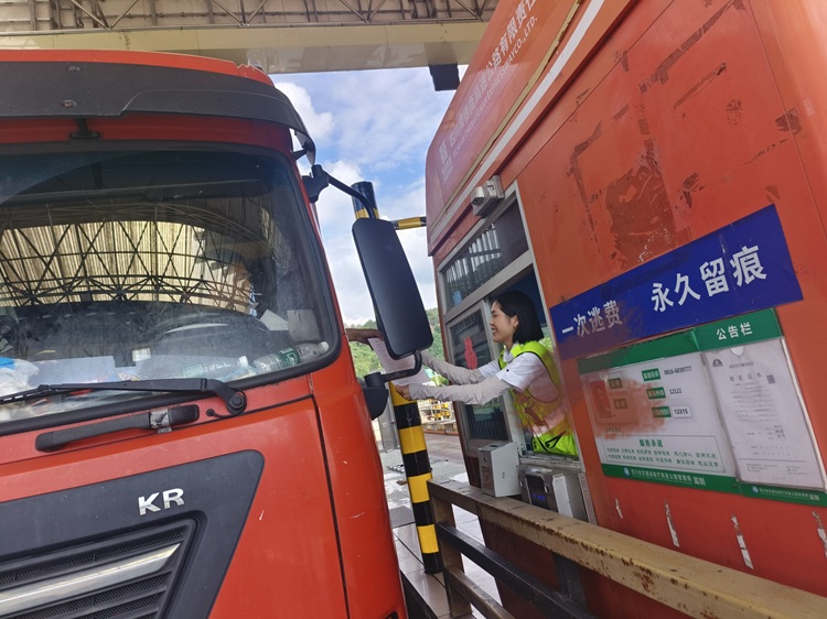 7.11+三台站+三台收费站持续做好货车优惠政策宣传工作.jpg