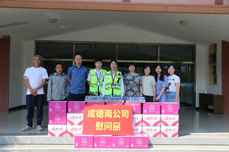 8.15+绵阳管理处+办公室+成德南公司党委副书记、副总经理、工会主席何霞开展夏送清凉慰问.jpg