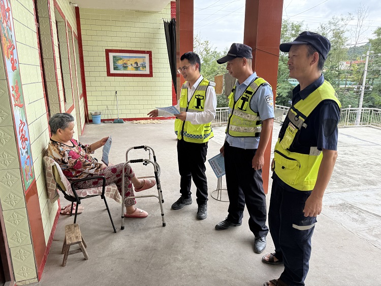 9.11+盐亭服务区+盐亭服务区开展禁止行人上高速宣传 筑牢道路安全防线.jpg
