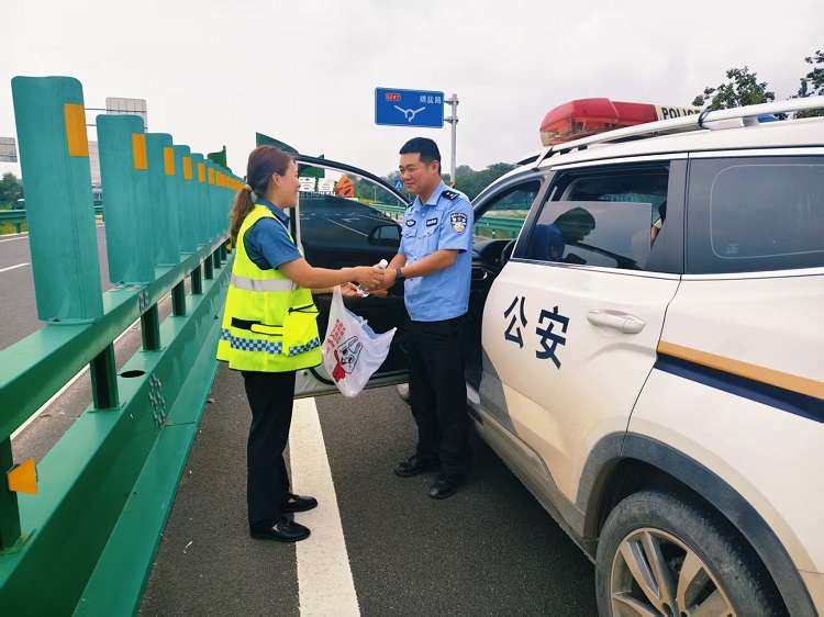 9.27+永明+永明收费站联动派出所开展站口维稳工作为科博会助力.jpg