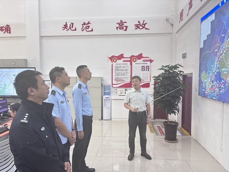 省交通执法总队第二支队党委委员、纪委书记、副支队长周军督导成德南高速中秋国庆服务保障工作
