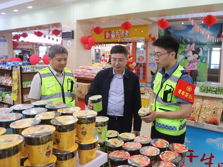 川高公司党委副书记、副董事长、总经理袁飞云赴建设、营运企业督导中秋、国庆安全防灾工作并慰问一线职工