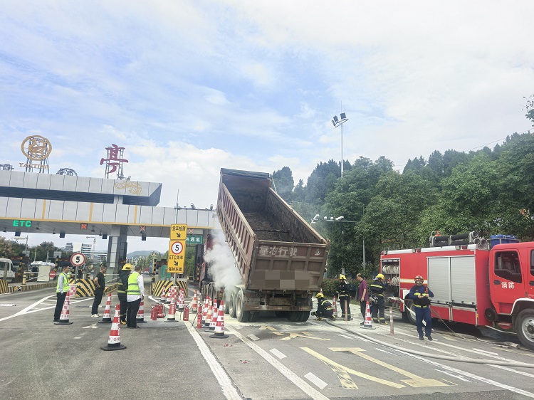 10.16+盐亭站+盐亭收费站快速处置大货车爆胎 保障通行安全.jpg