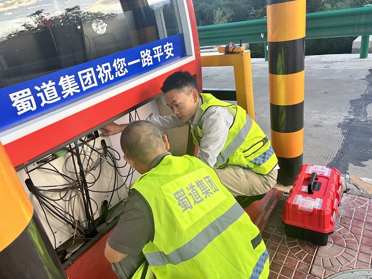 10.19+永明+永明收费站突发断电多方协作快速恢复保畅通.jpg