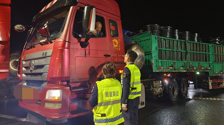 10.23+绵遂稽查机电+稽查中队雨夜履行护通使命 协同作战确保道路畅通 .jpg
