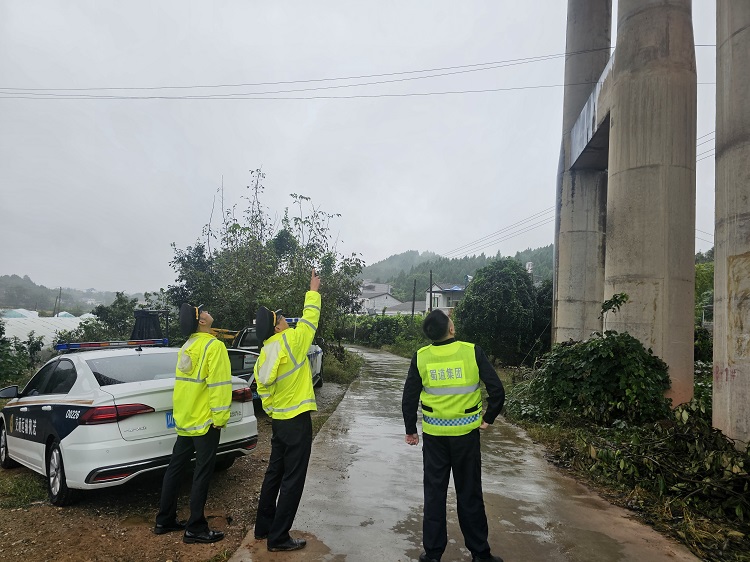 10.23+路产管护三大队+路产管护三大队联合高速执法二支队八大队开展桥梁安全隐患排查.jpg