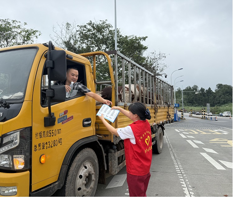 10.23+义兴站+义兴收费站开展“合规车辆运输车”宣传活动.jpg