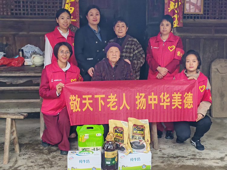 10.28+芦溪+红色麦“动”暖重阳 芦溪收费站志愿服务践初心_副本.jpg