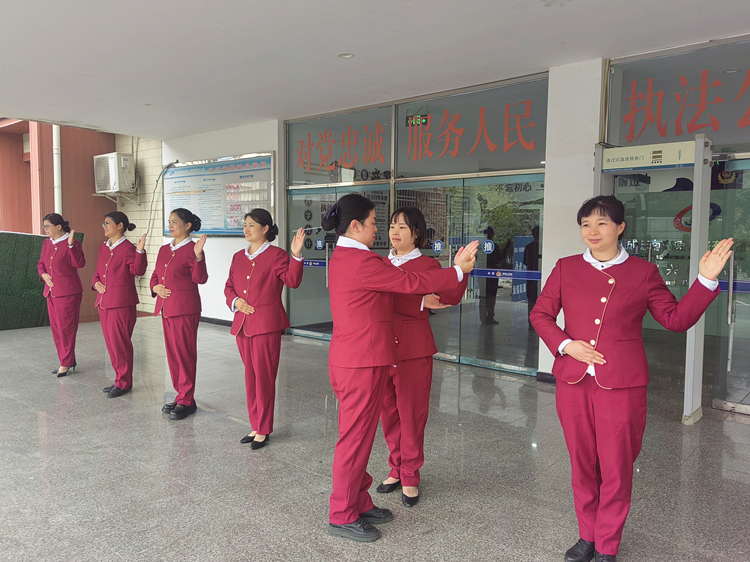 10.29+义兴站+义兴站开展优质服务礼仪培训_副本.jpg