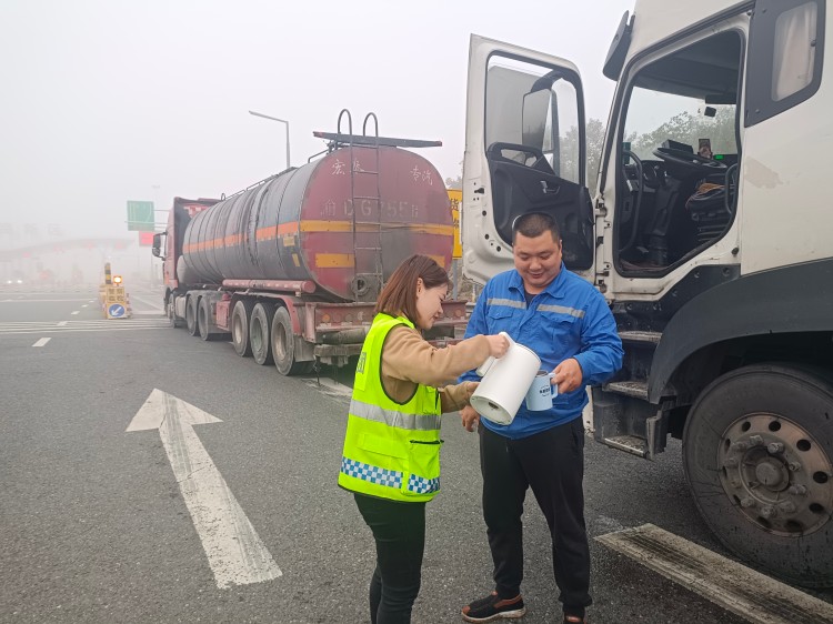 10.30+游仙高新区收费站+高新区站大雾封道，温情服务暖人心.jpg