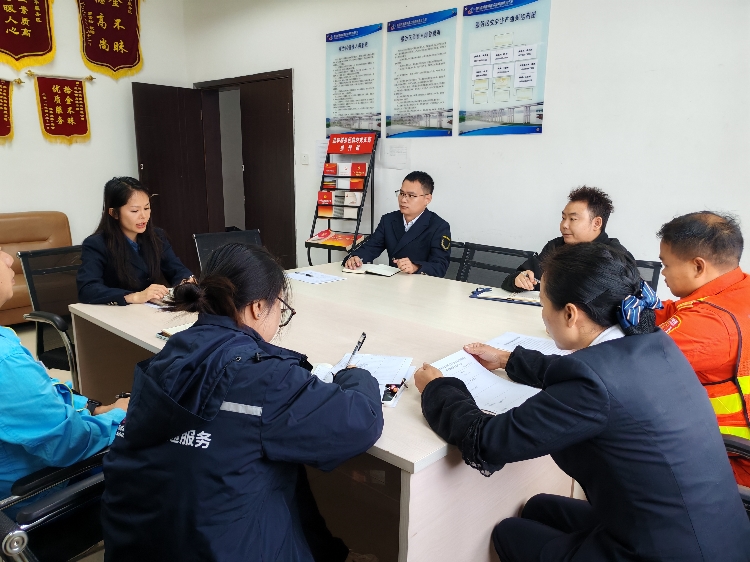 11.10+盐亭服务区+盐亭服务区开展污染防治攻坚战专题学习 凝聚共识共护环境_副本.jpg