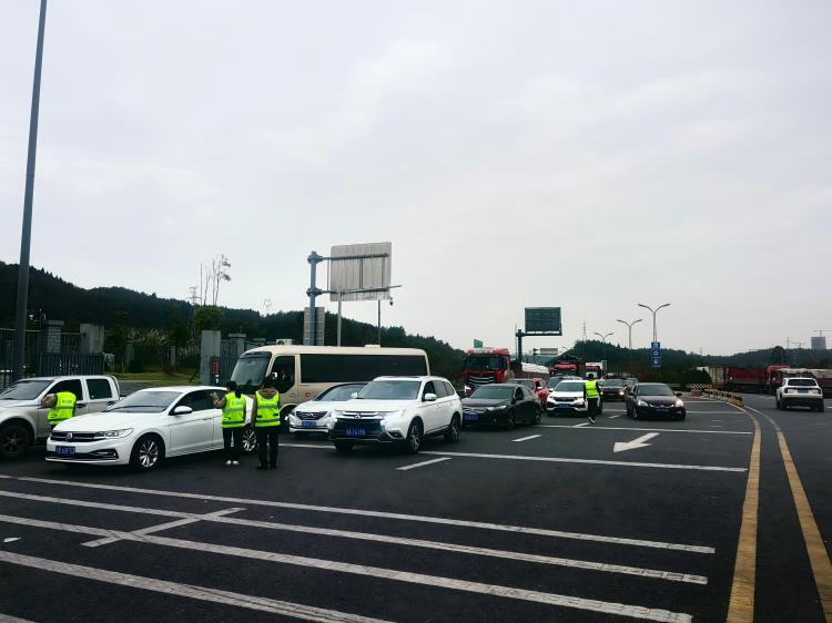 11.14+绵遂稽查机电+稽查中队紧急增援 保障站口畅通运行(1).jpg